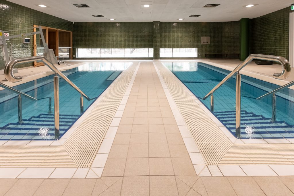 Front view of hot recovery pool and cold plunge pool.