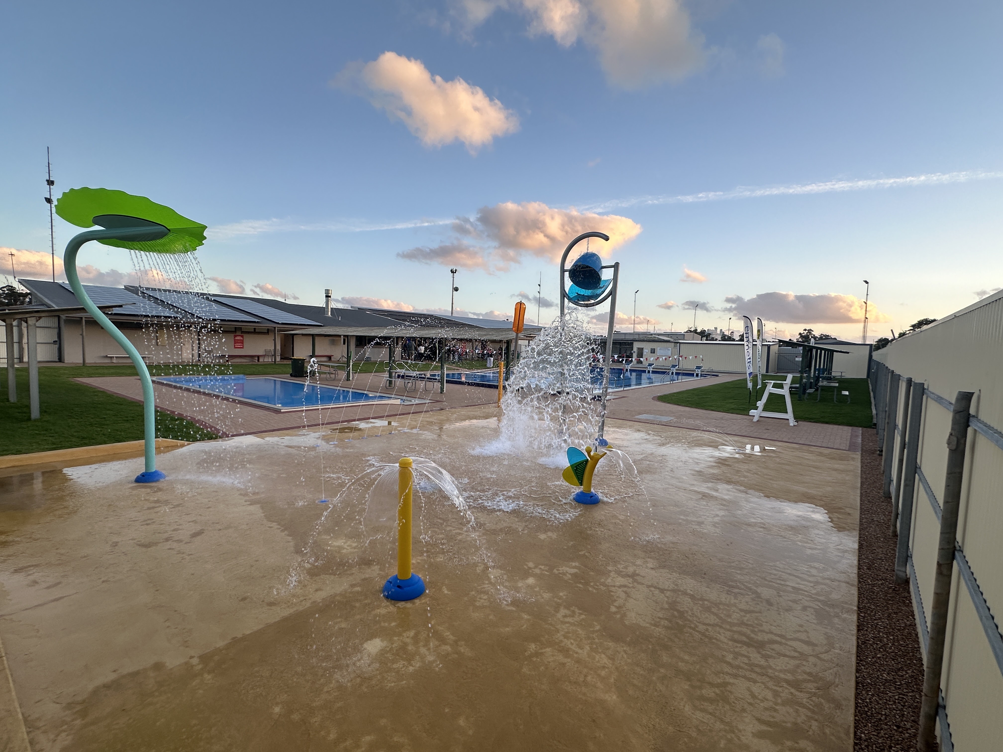 Cummins & District War Memorial Swimming Pool