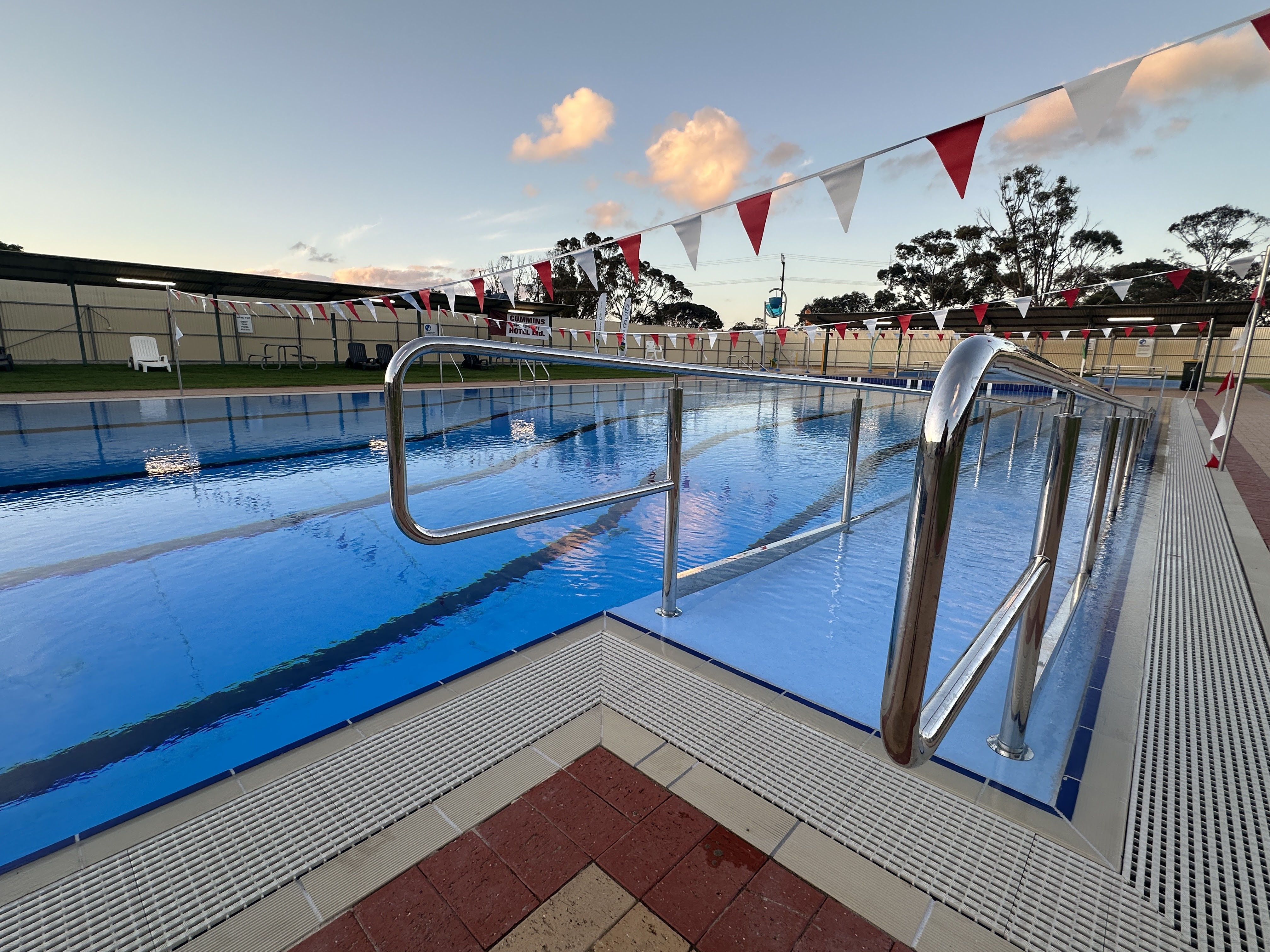 Cummins & District War Memorial Swimming Pool